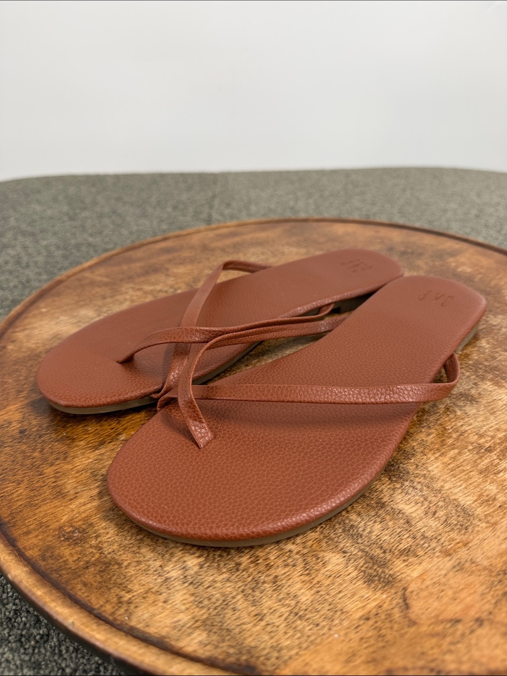 GAP Sandals Wm 7 Brown Fuax Leather Minimal Toe Loop Flip Flop Flat Summer Beach